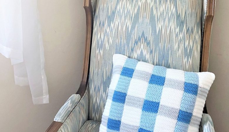crochet gingham pillow